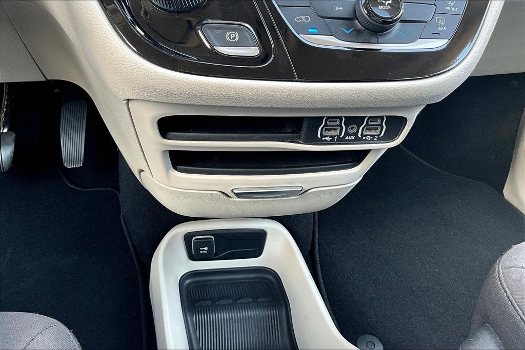 2023 Chrysler Voyager LX