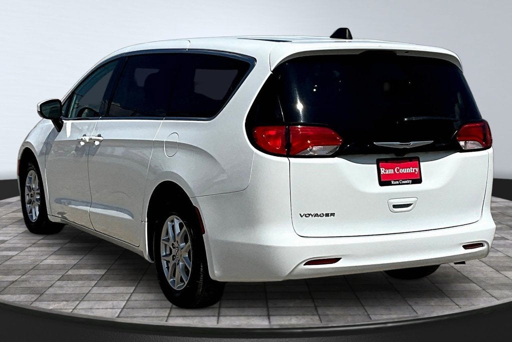 2023 Chrysler Voyager LX