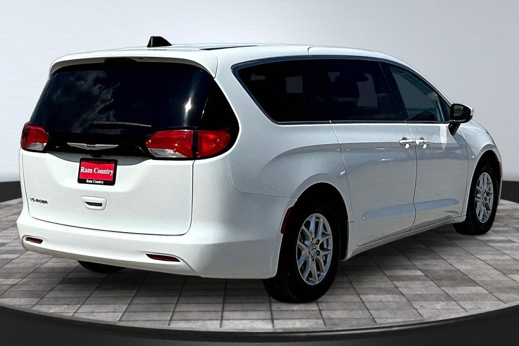2023 Chrysler Voyager LX