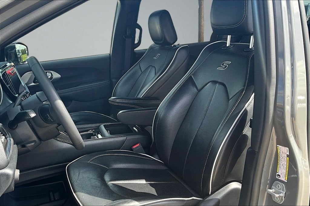 2025 Chrysler Pacifica Limited S
