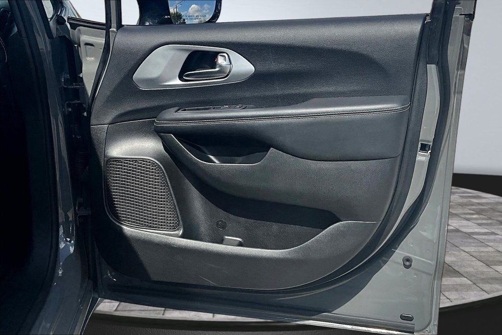 2025 Chrysler Pacifica Limited S