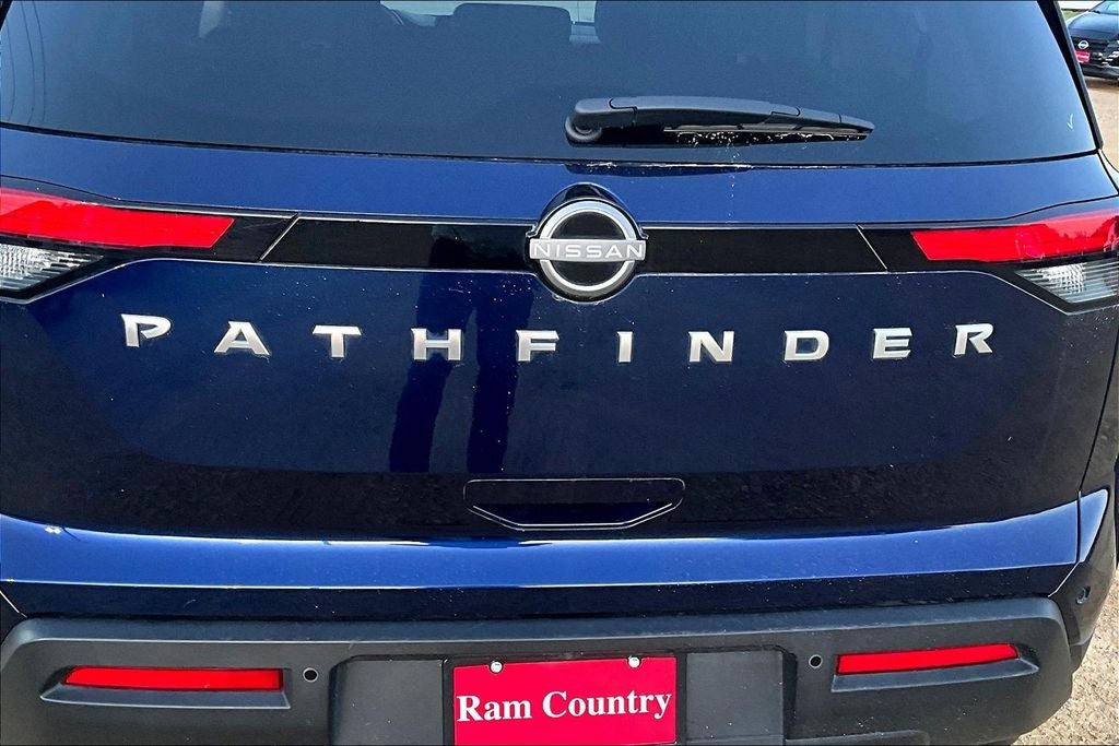 2025 Nissan Pathfinder SV