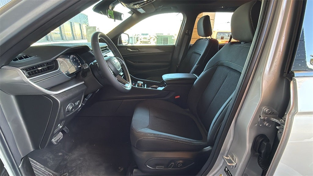 2025 Jeep Grand Cherokee GRAND CHEROKEE LAREDO X 4X2