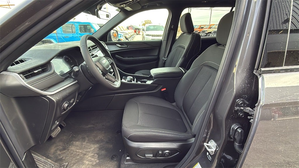 2025 Jeep Grand Cherokee GRAND CHEROKEE L LAREDO X 4X2