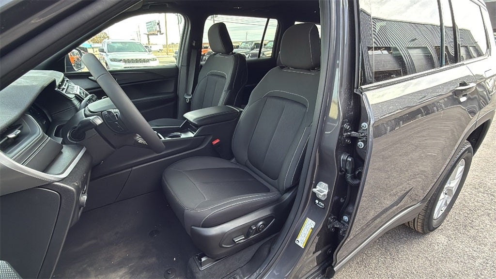 2025 Jeep Grand Cherokee GRAND CHEROKEE L LAREDO X 4X2