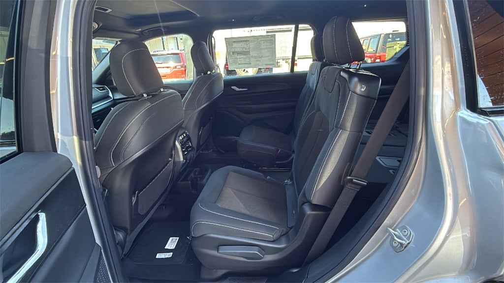 2025 Jeep Grand Cherokee GRAND CHEROKEE L LAREDO X 4X2