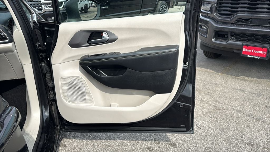 2023 Chrysler Pacifica Hybrid Touring L