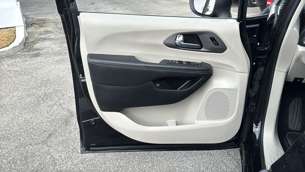 2023 Chrysler Pacifica Hybrid Touring L