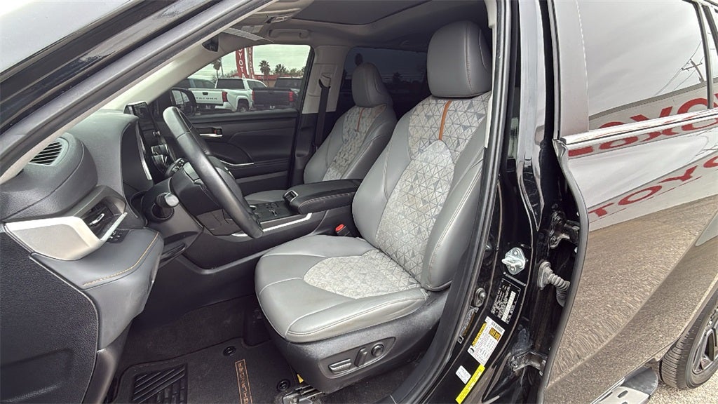 2023 Toyota Highlander Hybrid Bronze Edition