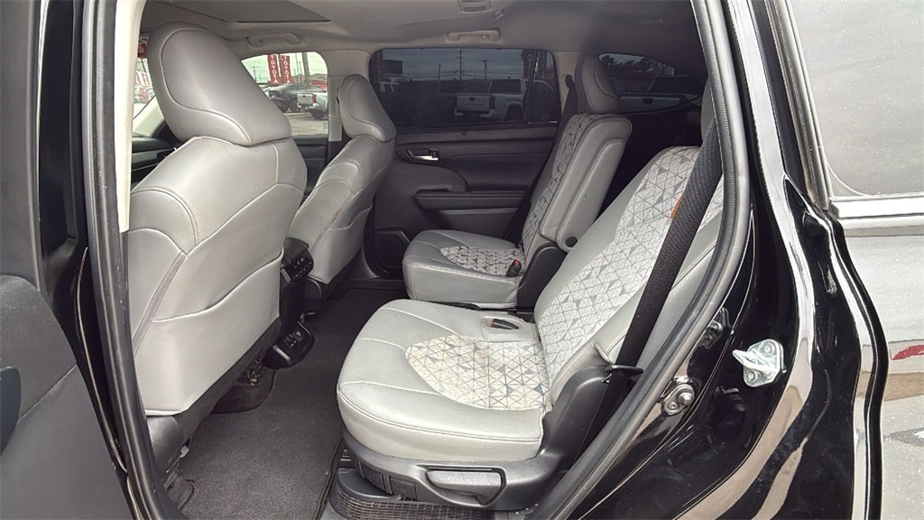 2023 Toyota Highlander Hybrid Bronze Edition