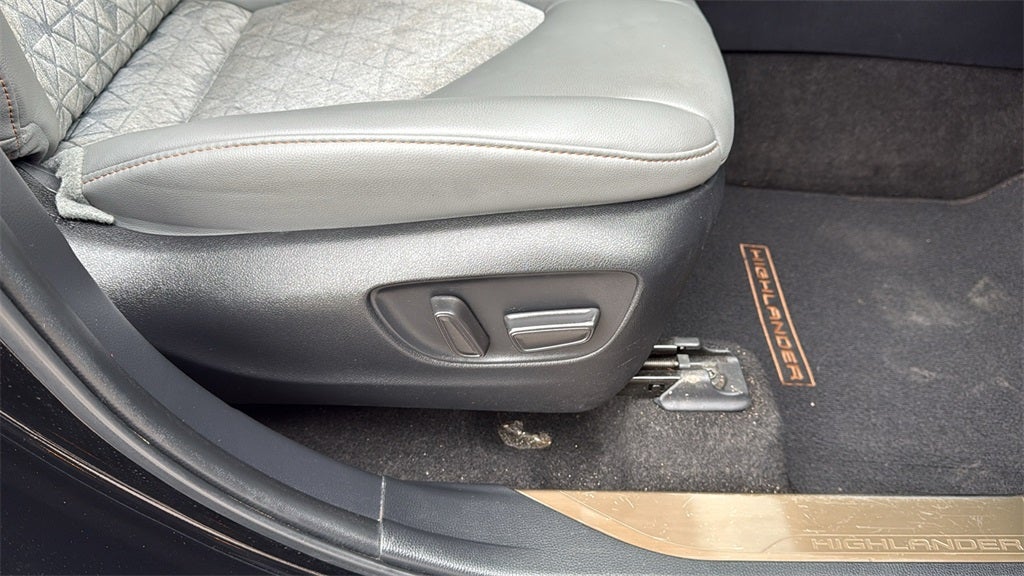 2023 Toyota Highlander Hybrid Bronze Edition