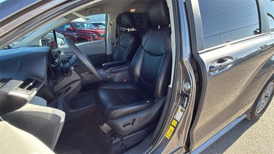 2023 Toyota Sienna LE 8 Passenger