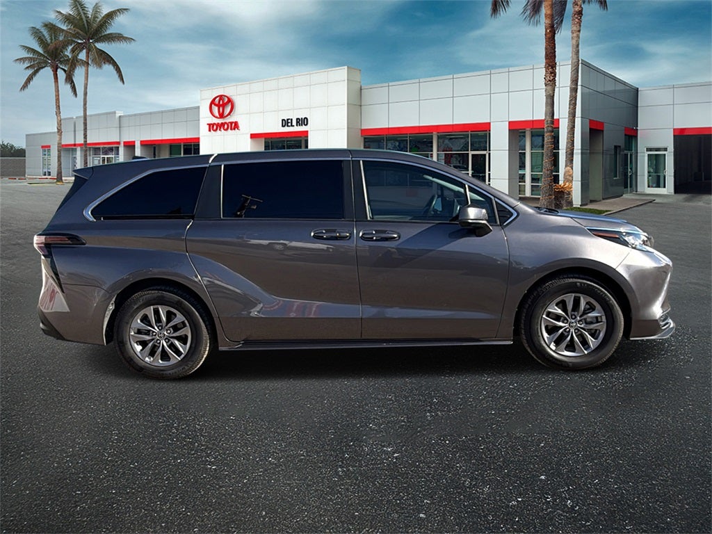 2023 Toyota Sienna LE 8 Passenger