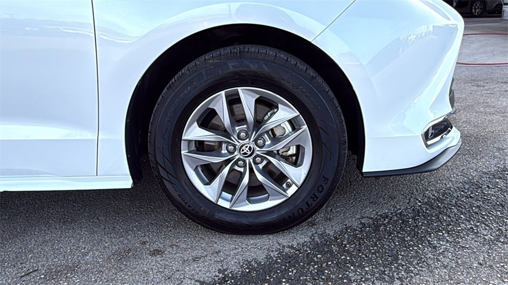 2023 Toyota Sienna XLE 8 Passenger