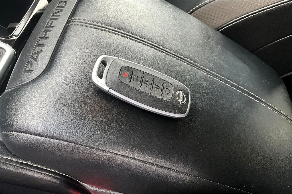 2025 Nissan Pathfinder SL
