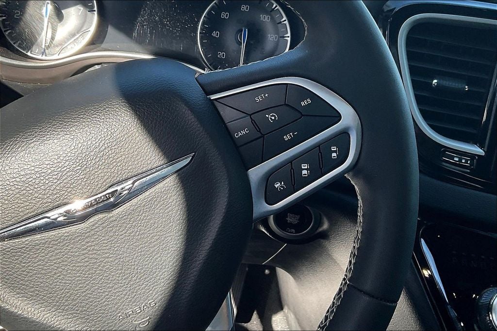 2025 Chrysler Pacifica Select