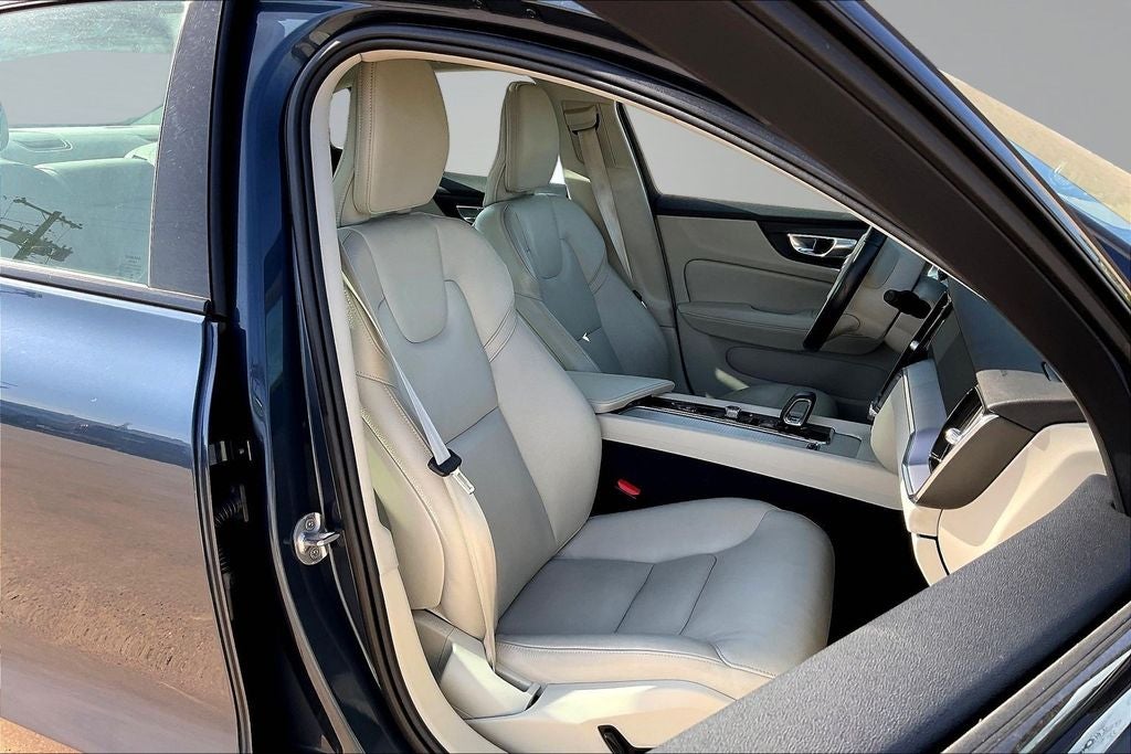2024 Volvo S60 B5 Core Dark Theme