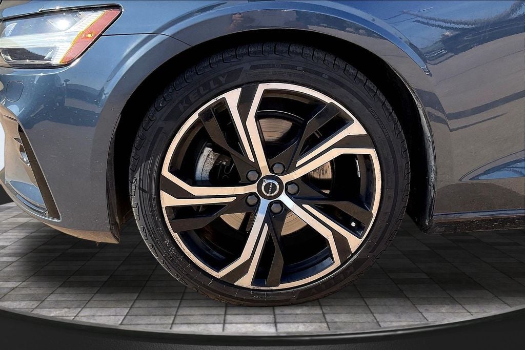 2024 Volvo S60 B5 Core Dark Theme