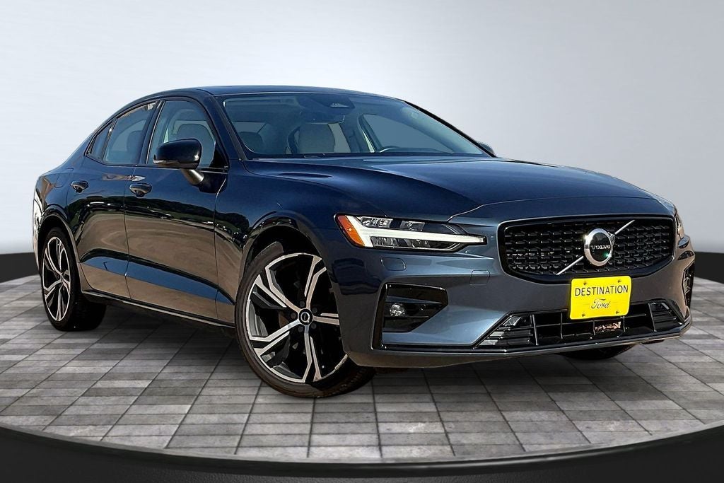 2024 Volvo S60 B5 Core Dark Theme