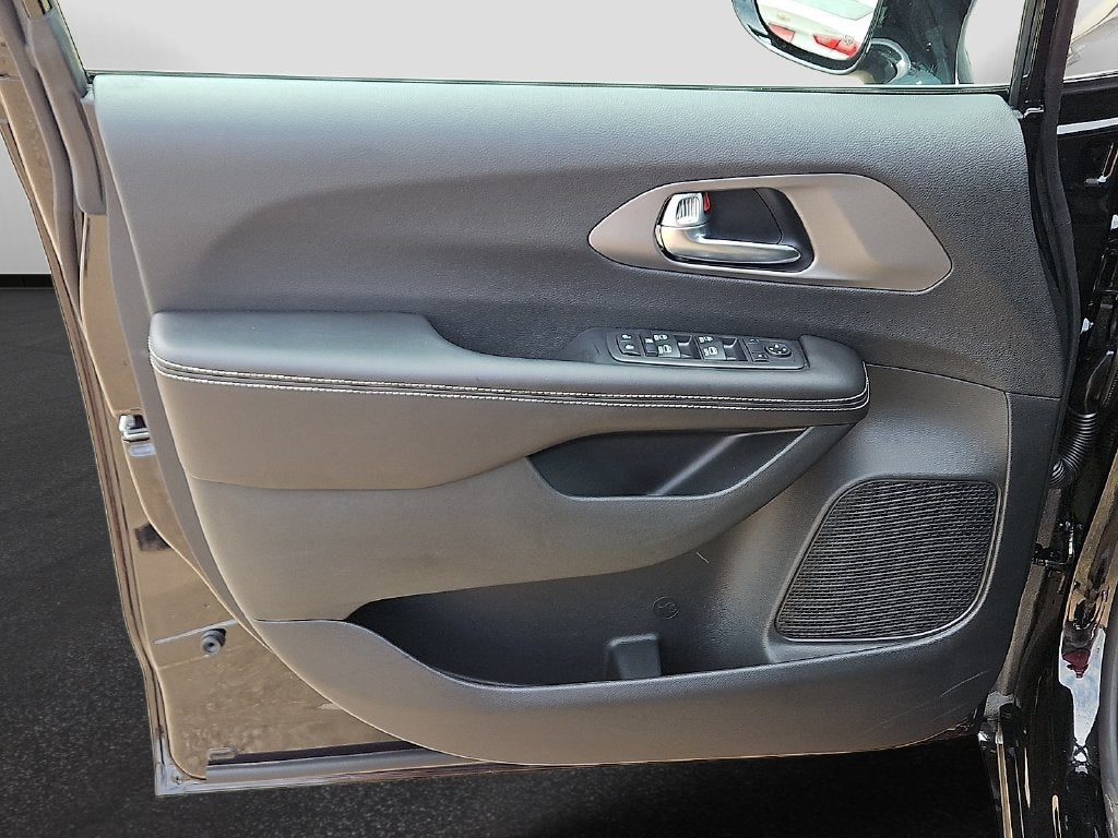 2027 Chrysler Pacifica LX