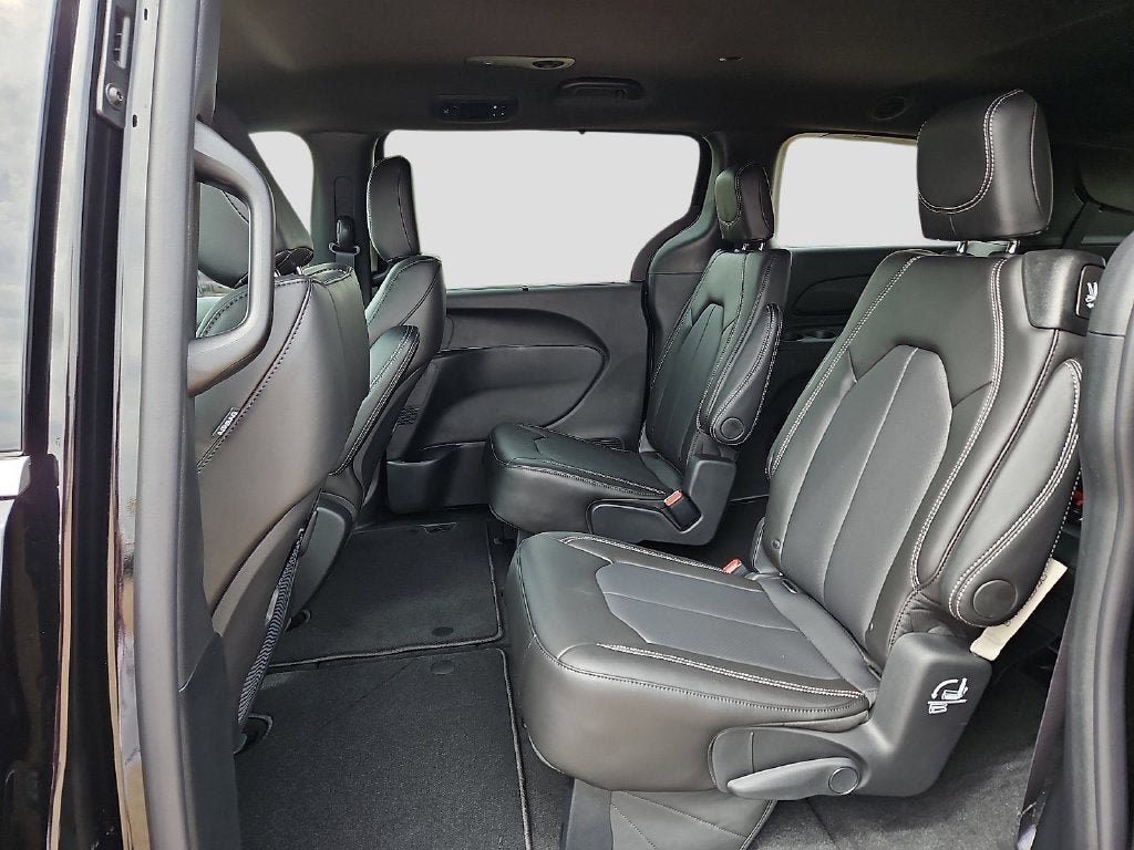 2027 Chrysler Pacifica LX