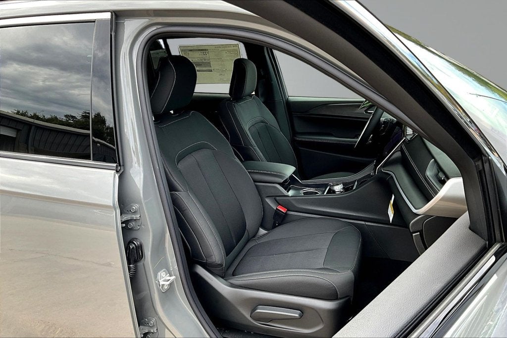 2027 Jeep Grand Cherokee Laredo
