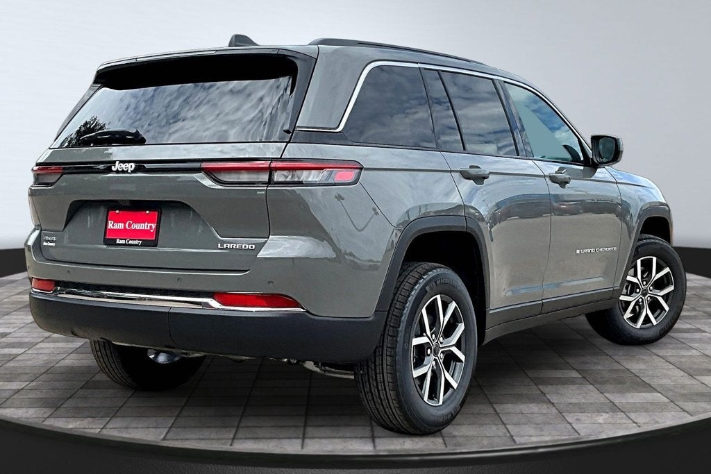 2027 Jeep Grand Cherokee Laredo