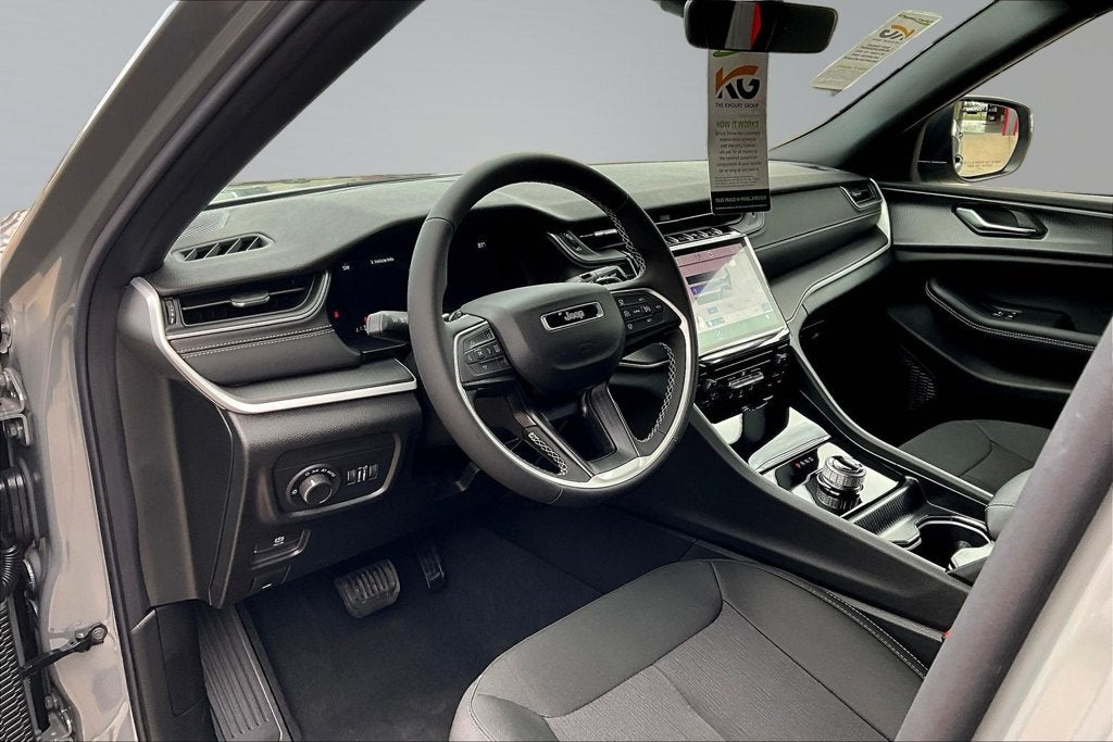 2027 Jeep Grand Cherokee Laredo