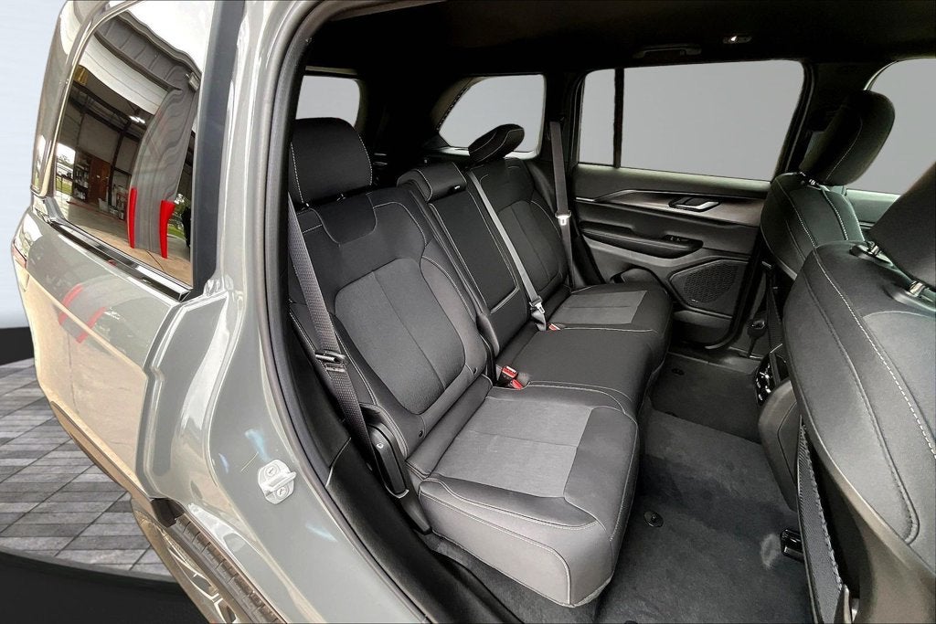 2027 Jeep Grand Cherokee Laredo