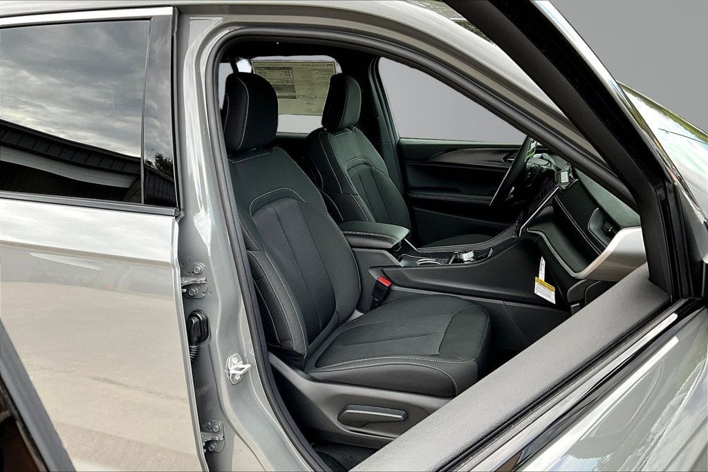 2027 Jeep Grand Cherokee Laredo