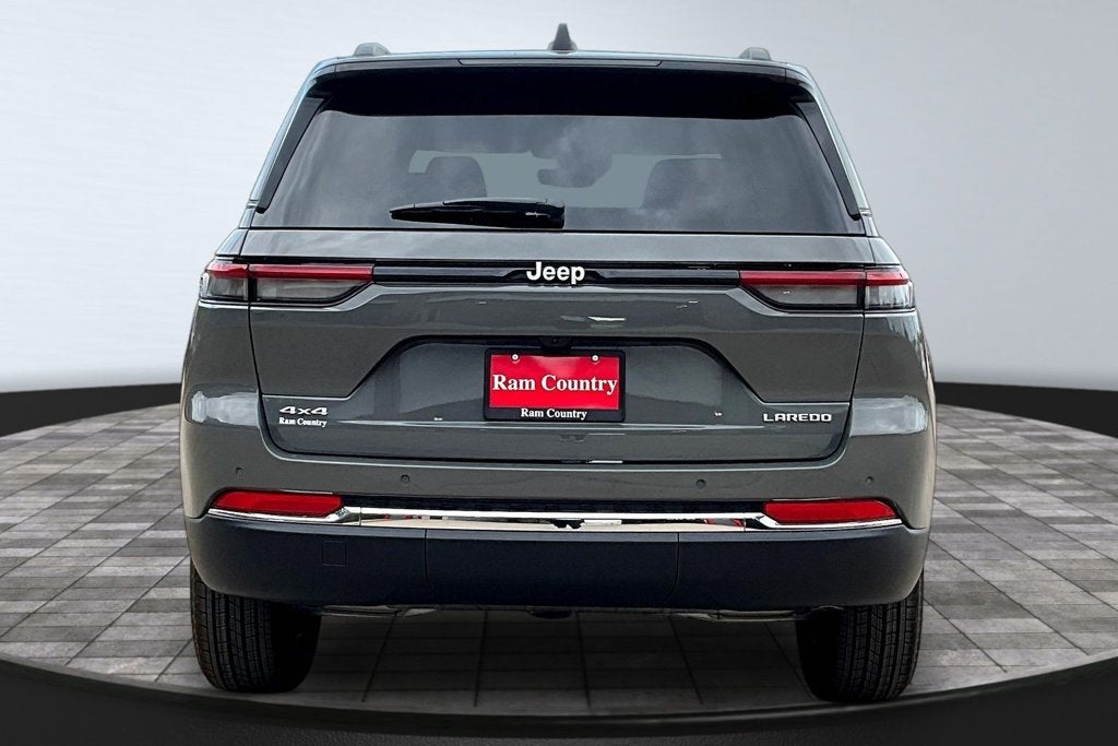 2027 Jeep Grand Cherokee Laredo
