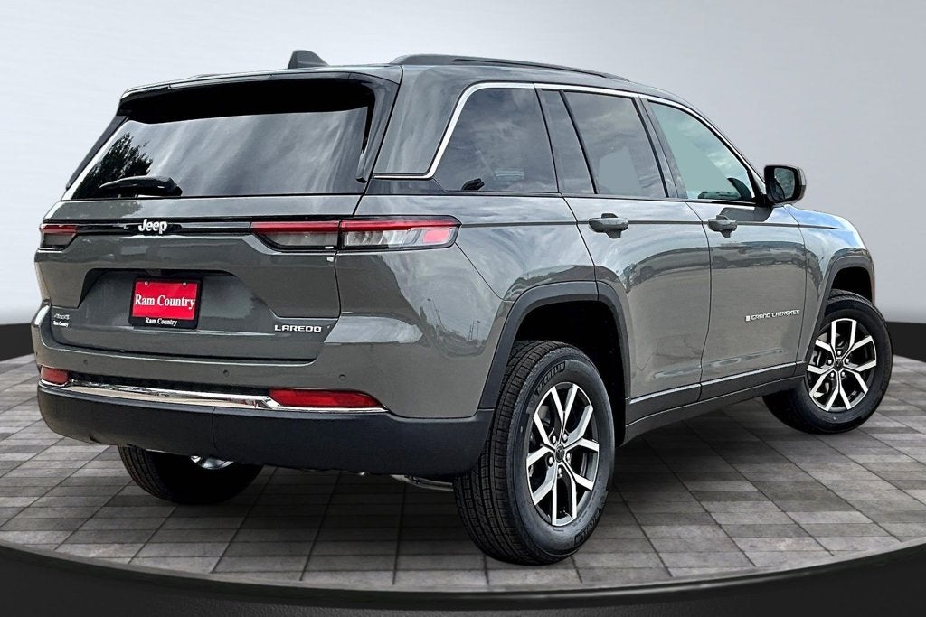 2027 Jeep Grand Cherokee Laredo