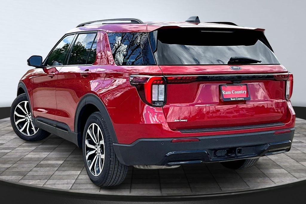 2025 Ford Explorer ST-Line