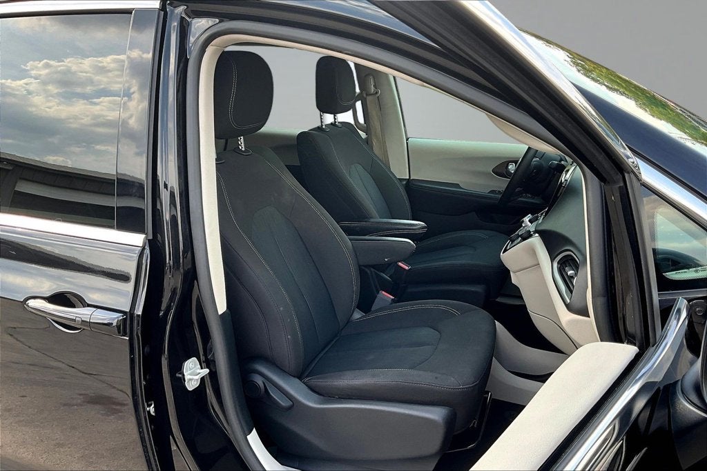 2024 Chrysler Voyager LX