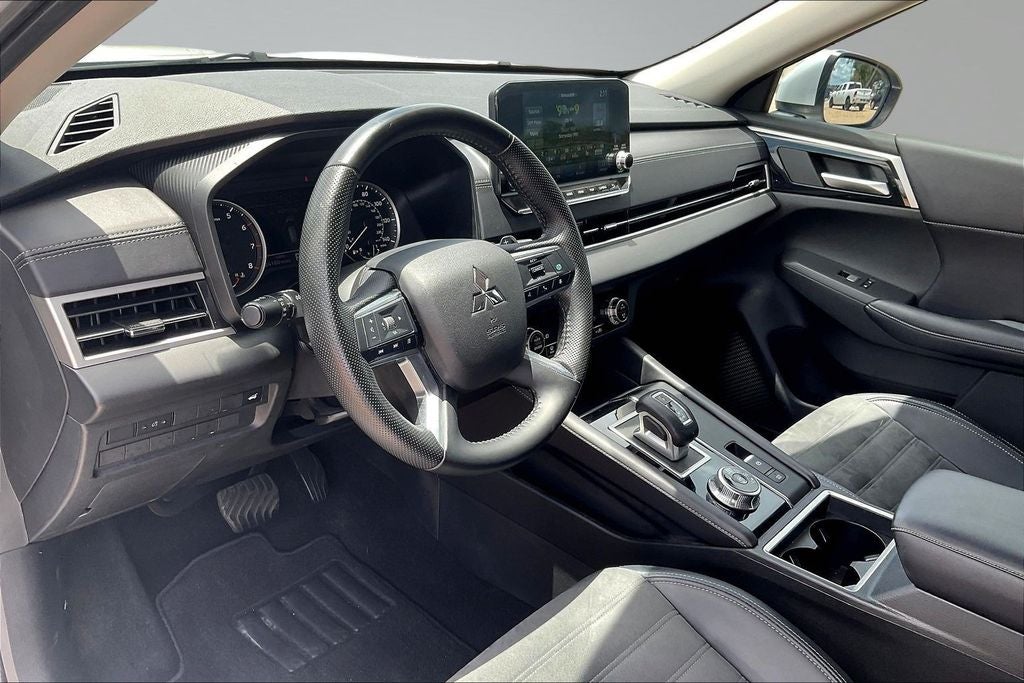 2023 Mitsubishi Outlander SE