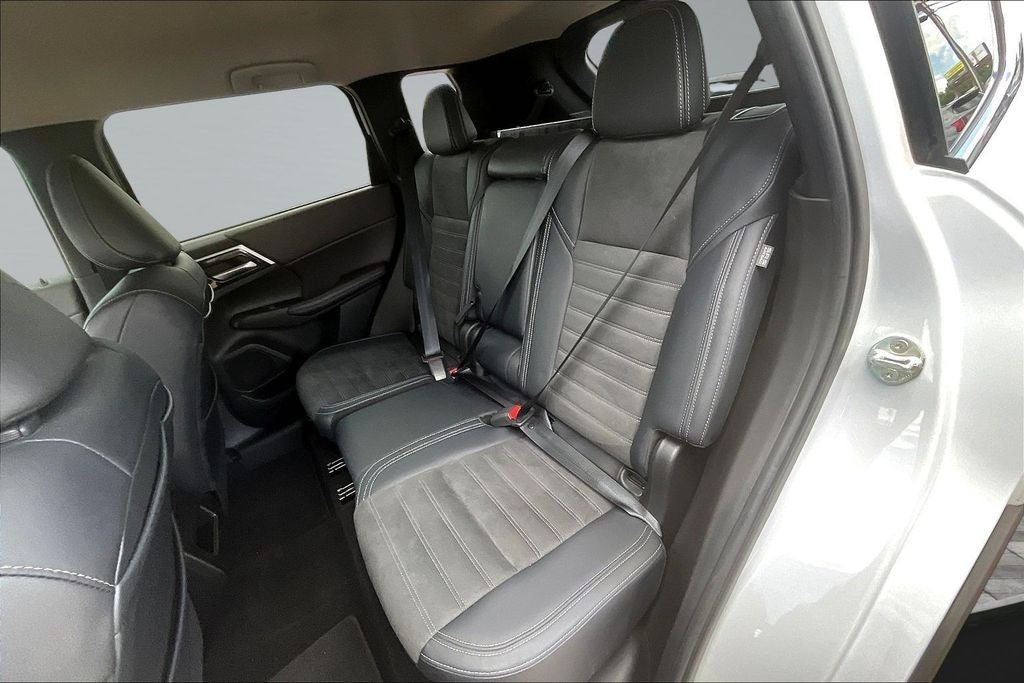 2023 Mitsubishi Outlander SE