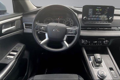2023 Mitsubishi Outlander SE