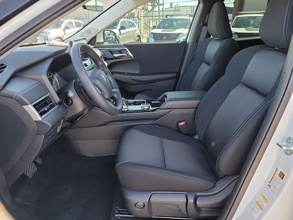 2026 Mitsubishi Outlander ES