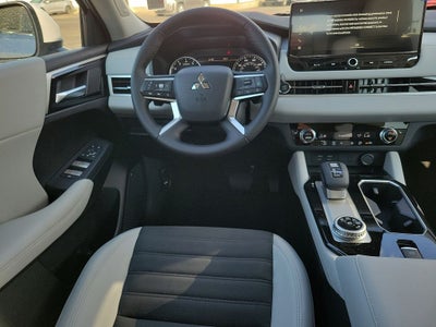 2025 Mitsubishi Outlander SE