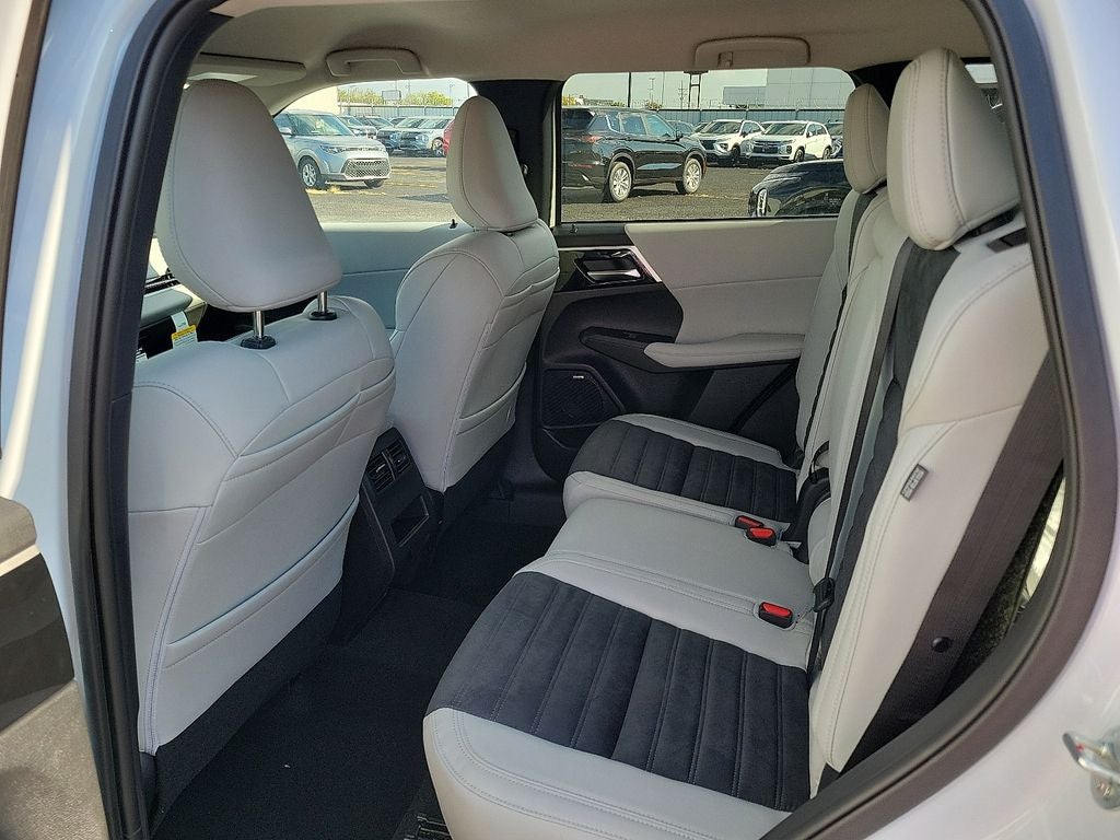 2025 Mitsubishi Outlander SE