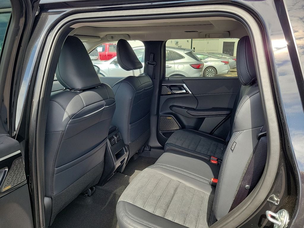 2025 Mitsubishi Outlander SE