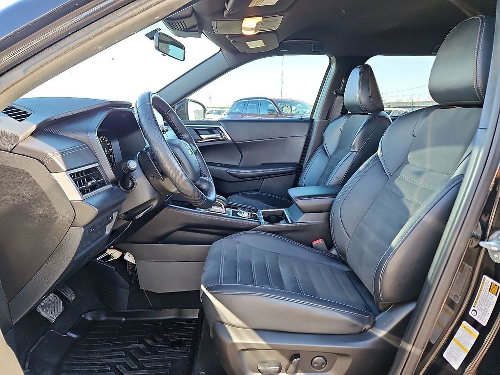 2024 Mitsubishi Outlander Base