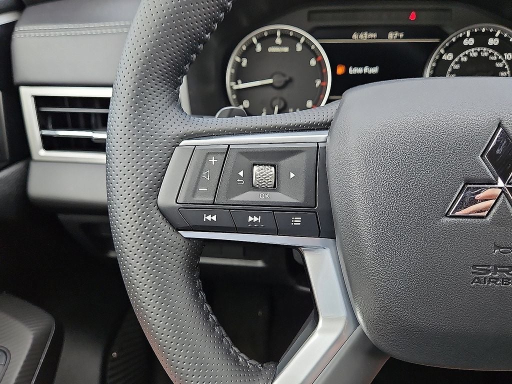 2026 Mitsubishi Outlander LE