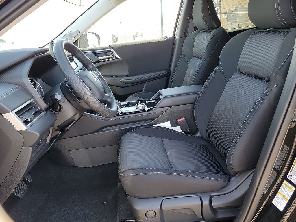 2026 Mitsubishi Outlander ES