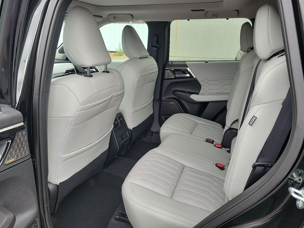 2025 Mitsubishi Outlander Platinum Edition