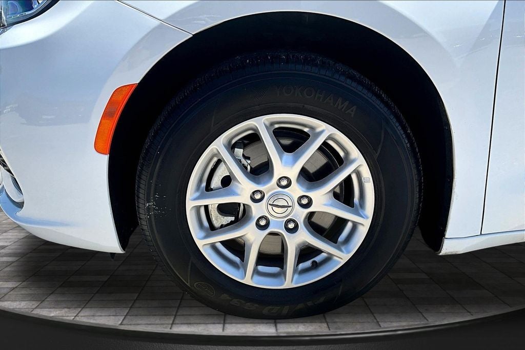 2025 Chrysler Pacifica Select