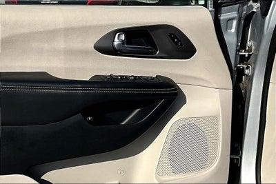 2023 Chrysler Pacifica Hybrid Touring L