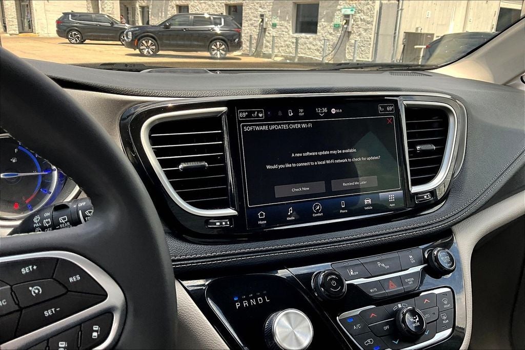 2023 Chrysler Pacifica Hybrid Touring L