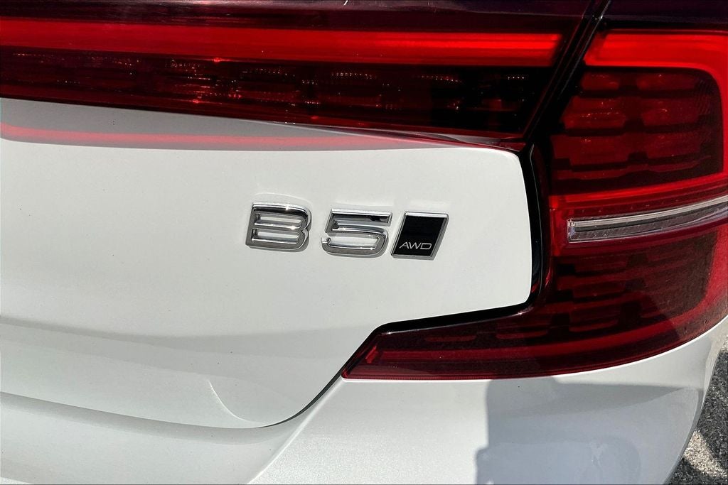 2024 Volvo S60 B5 Core Dark Theme
