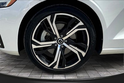 2024 Volvo S60 B5 Core Dark Theme
